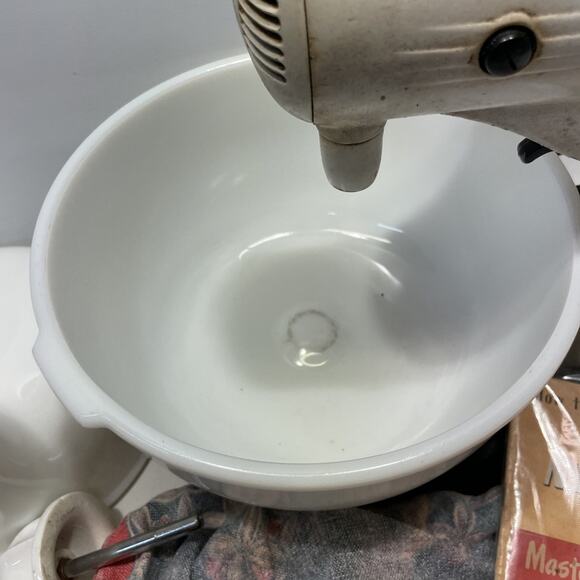 Vintage Sunbeam Automatic S Mixmaster Model 7B With Lots Of Accessories! - Picture 8 of 14